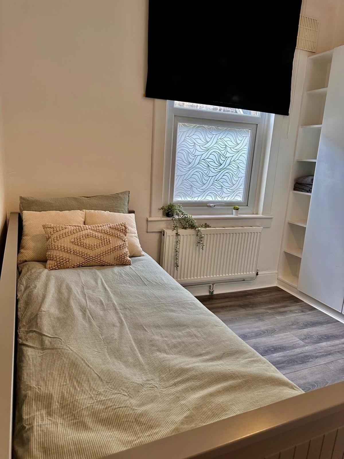 Bright And Spacious 2 Bed Flat *